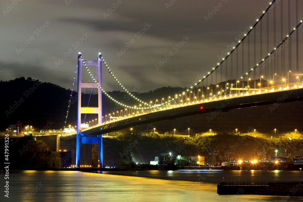Obraz premium tsing ma bridge at night