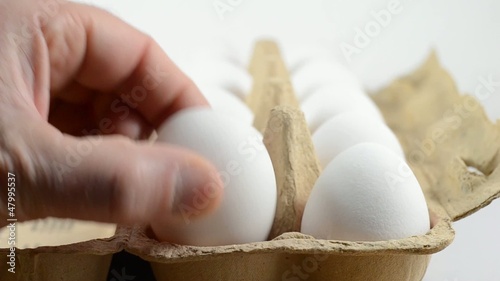 Geöffnete Zehner-Eierpackung, Entnahme eine Eis