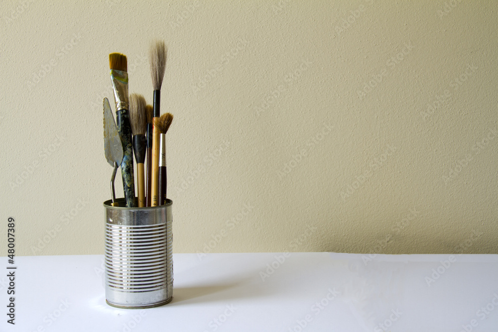 Artist theme: brushes and pallete knife in tin