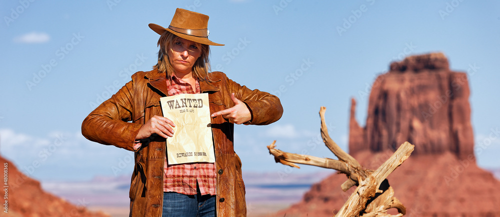 Εκτύπωση καμβά panoramic view of bad cowgirl with wanted paper