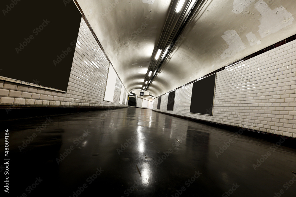 Obraz premium Stary podziemny tunel oświetlony neonami