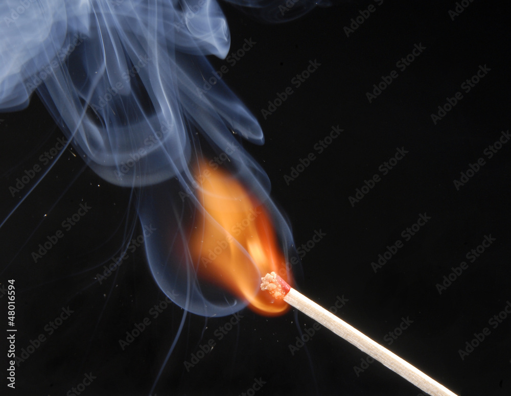 Encendiendo un cerillo,fósforo encendido en fondo negro. Encendiendo un cerillo,fósforo encendido en fondo negro.