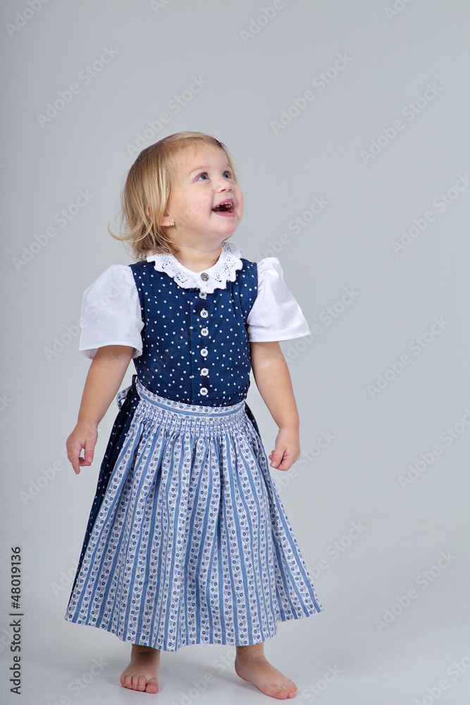 Kind im Dirndl lachend Porträt