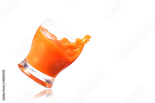 Kippendes Orangensaft-Glas