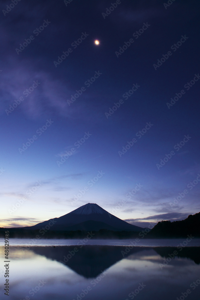 朝の月と富士山