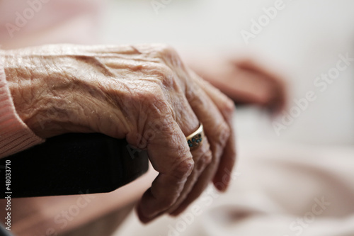 Faltige Hand einer seniorin