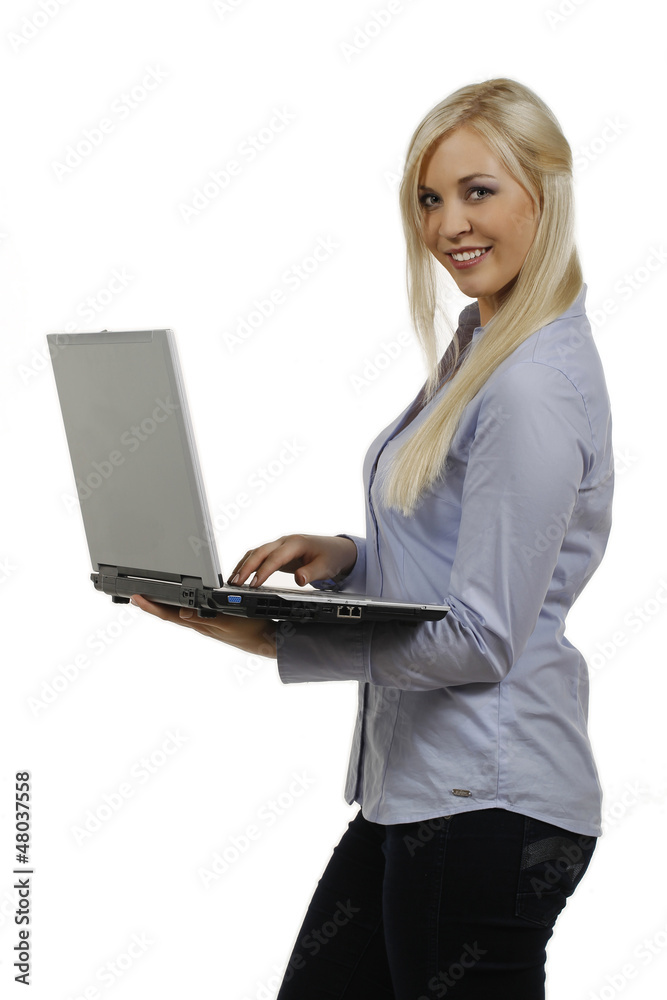 Hübsche blonde Frau mit Notebook Hübsche blonde Frau mit Notebook