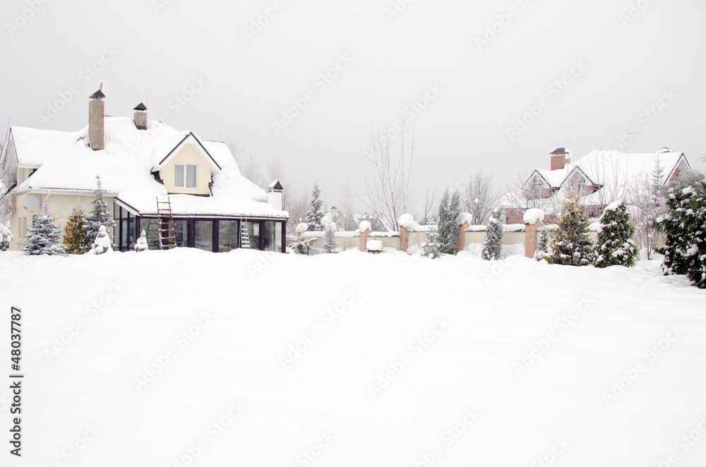 Naklejka premium houses and their gardens under snow in winter