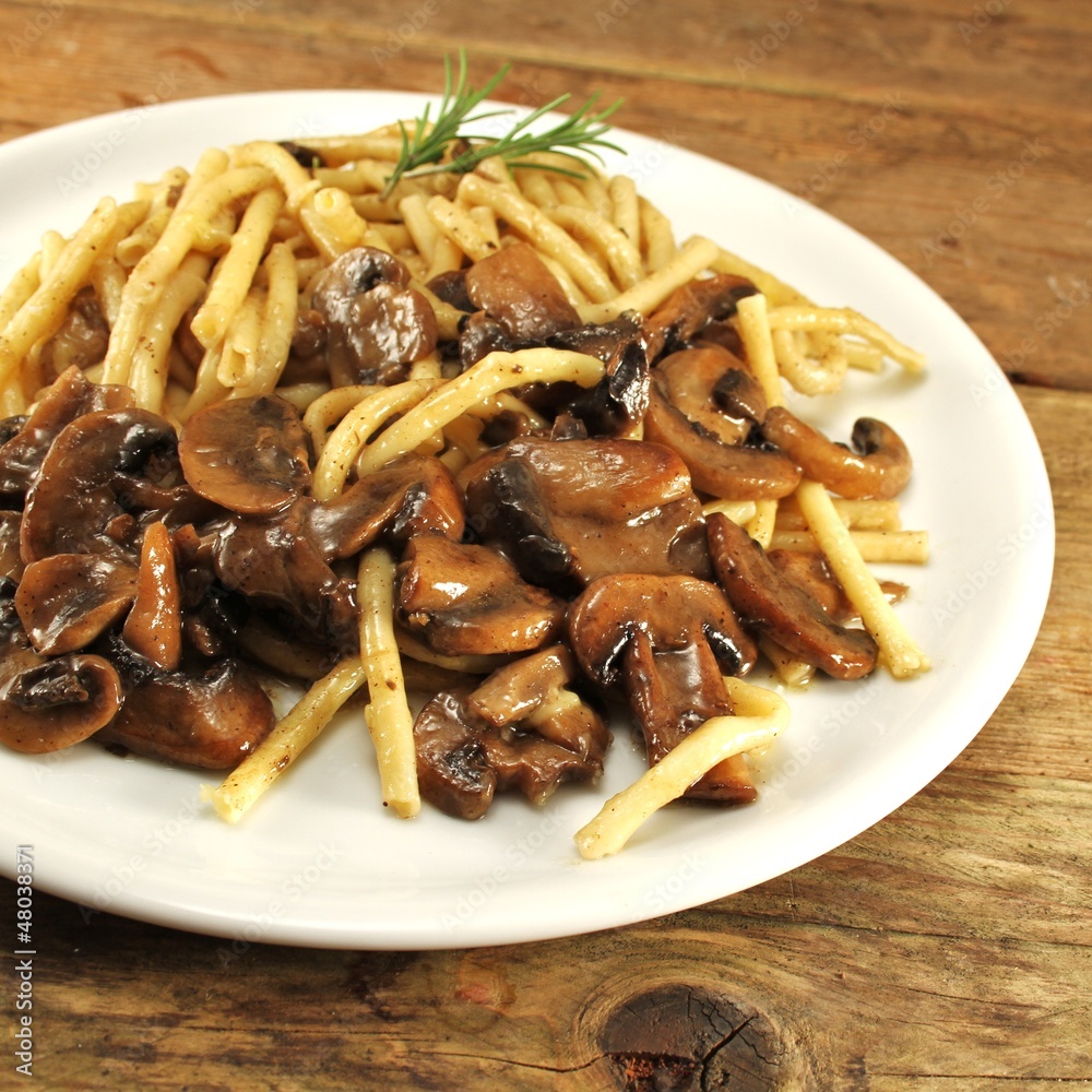 Makkaroni mit Pilzgulasch Stock Photo | Adobe Stock