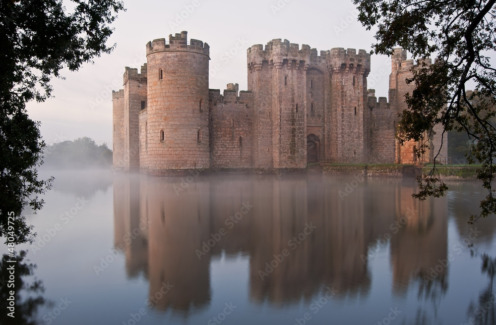 Stunning moat and castle in Autumn Fall sunrise with mist over m - obrazy, fototapety, plakaty 