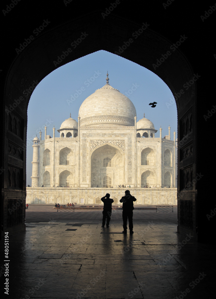 Taj Mahal Seitenansicht mit Touristen