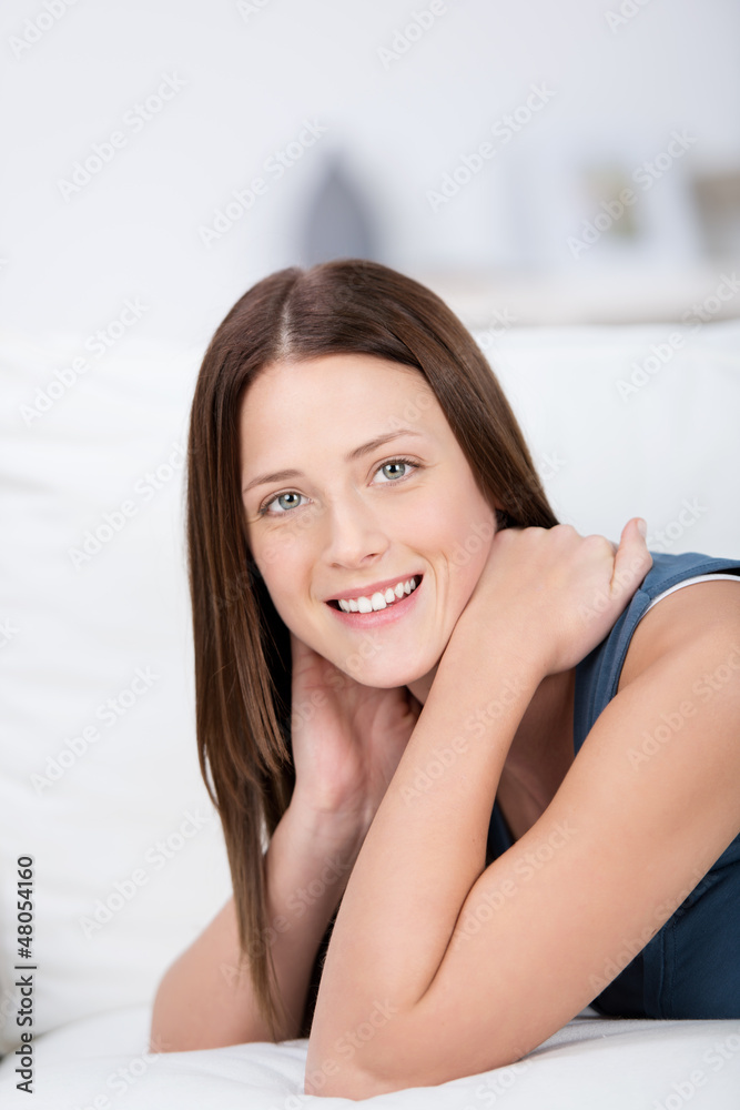 junge frau zu hause junge frau zu hause