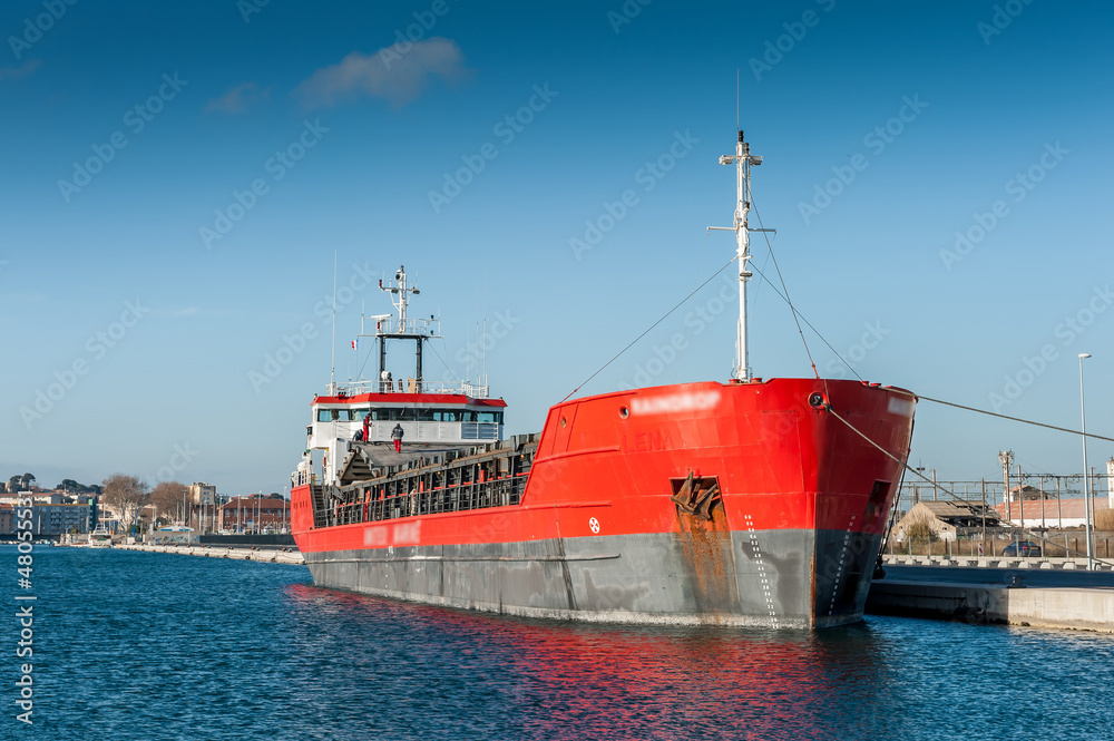 Fototapeta premium Bateau de commerce à quai 2