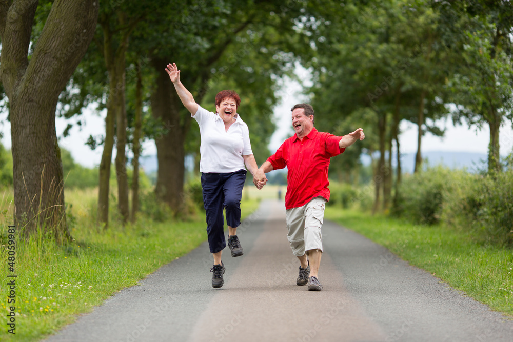 Fototapeta premium älteres Paar springt vor Freude