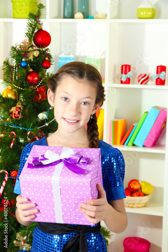 Little girl holding gift bo...