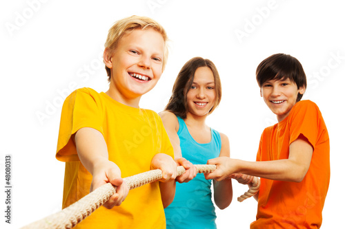 Three kids pull the rope