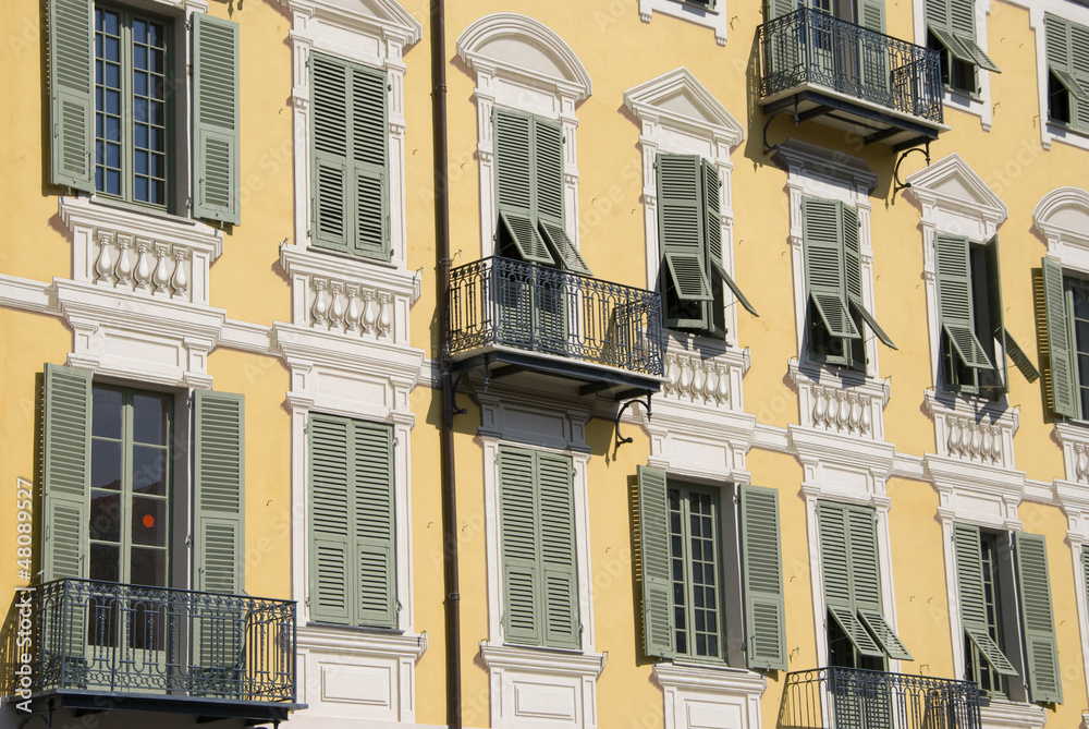 Obraz premium gelbe fassade am platz garibaldi, nizza