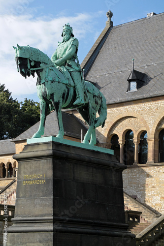 Reiterstatue Barbarossas vor der Kaiserpfalz in Goslar photo