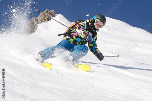 Junge fährt Ski vor Bergpanorama #48091558