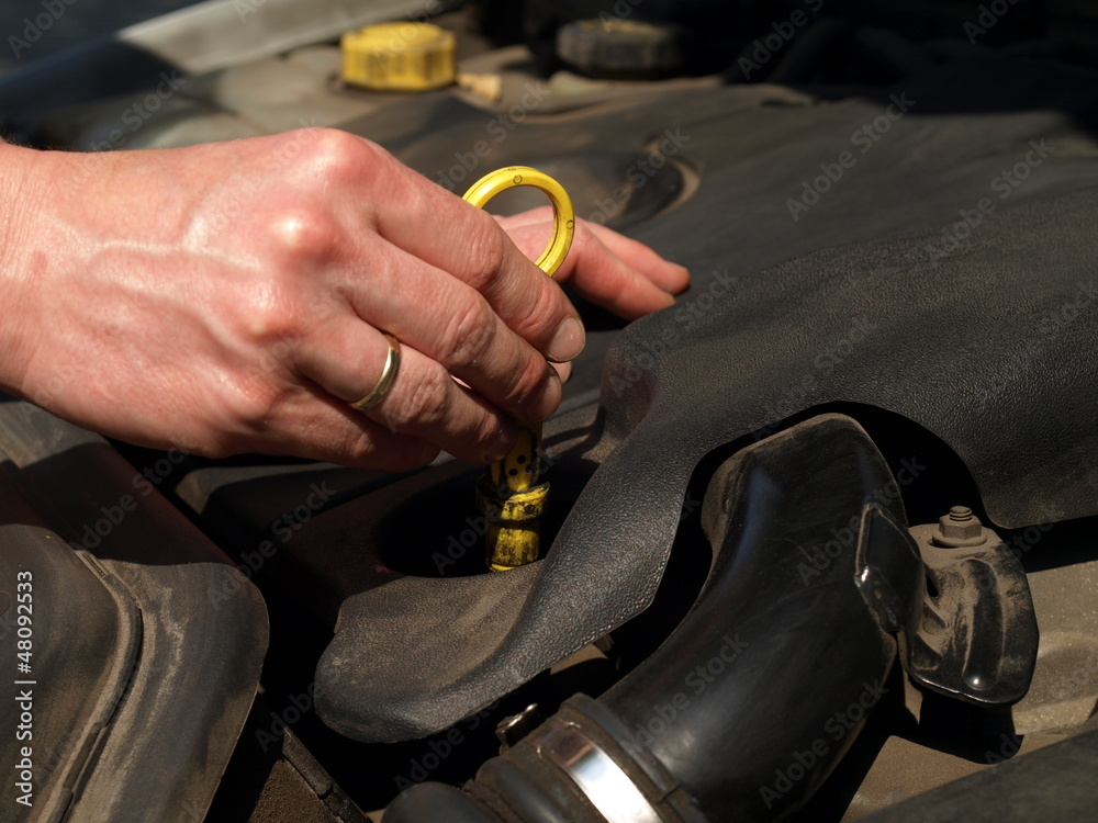 Obraz premium Checking oil level