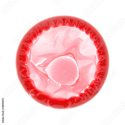 Farbiges Kondom, einzeln isoliert auf weiß