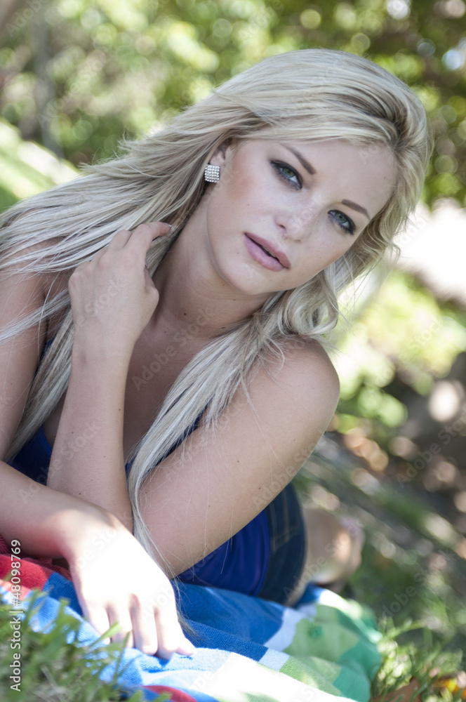 Naklejka premium Pretty woman at a park