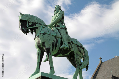 Reiterstatue Barbarossas vor der Kaiserpfalz in Goslar photo