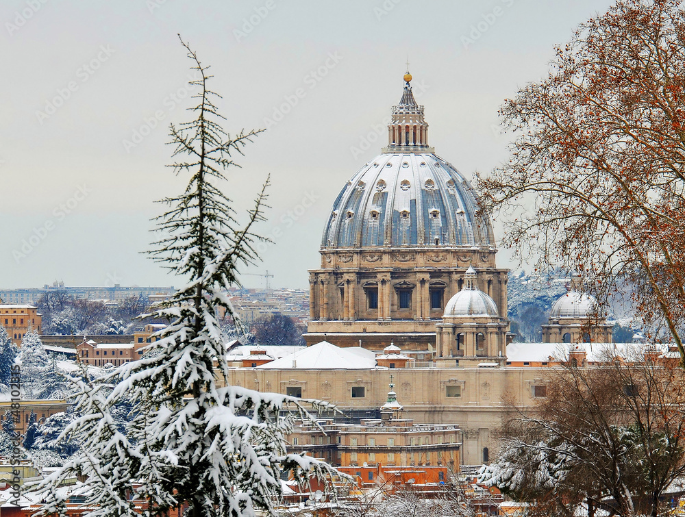 Obraz premium saint peter basilica after snowfall at rome panorama