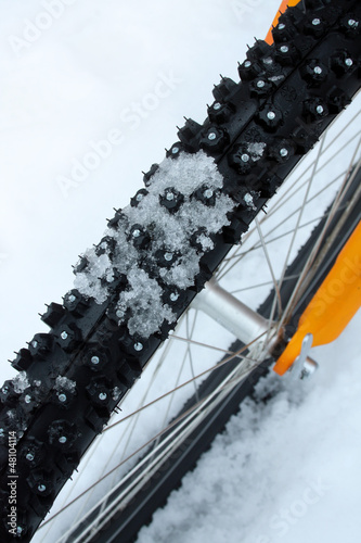 Studded bicycle tire with snow