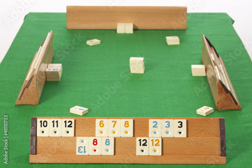 Foto empty  rummy table over green background