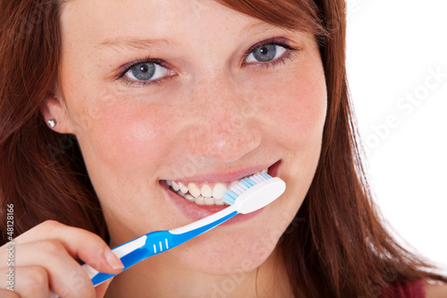 Attraktive junge Frau putzt sich die Zähne