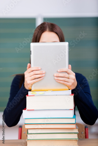 Obraz na płótnie studentin hinter tablet-pc