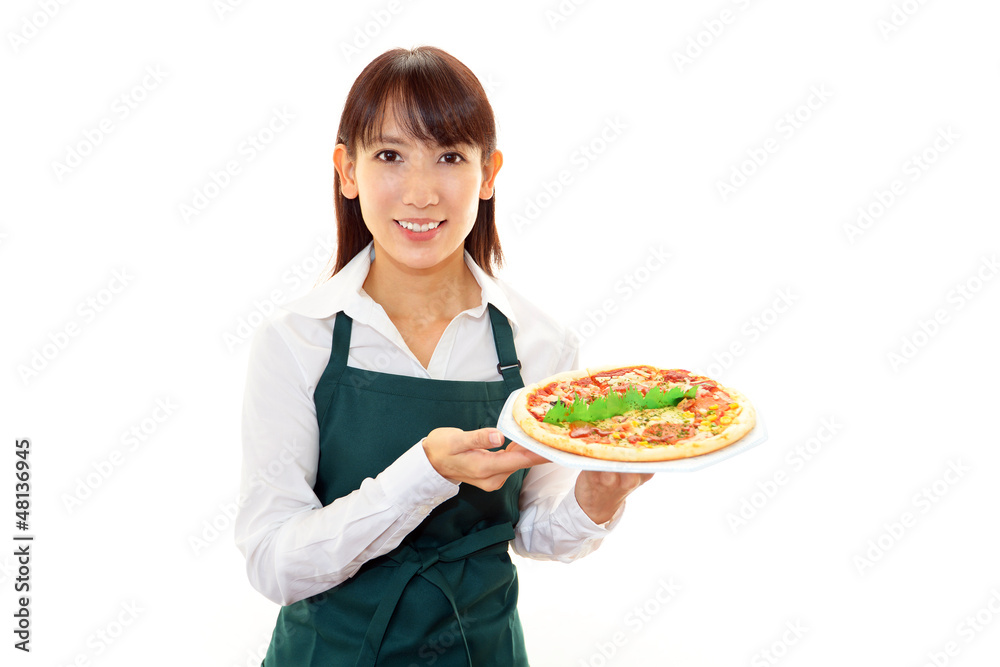 ピザを運ぶ笑顔のウエイトレス