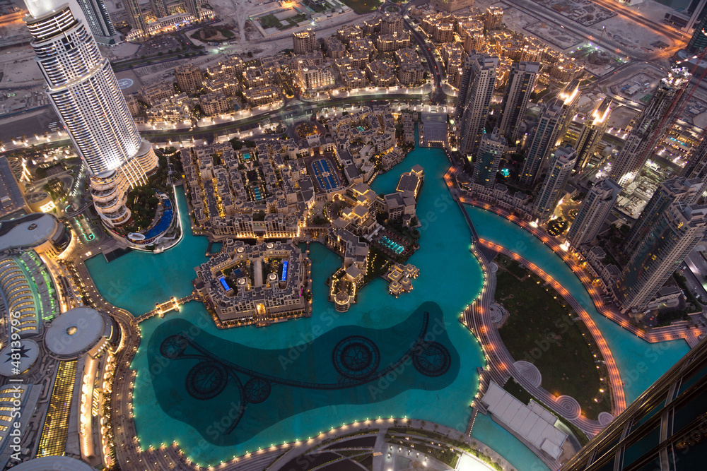 Naklejka premium Obszar fontann Dubaju z Burj Khalifa