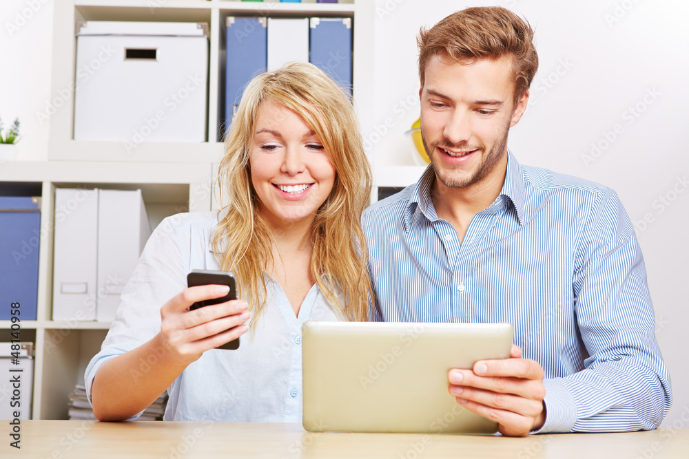 Paar synchronisiert Smartphone und Tablet PC Paar synchronisiert Smartphone und Tablet PC