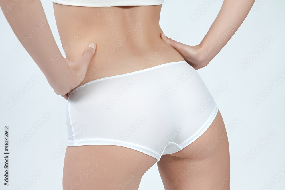 Fototapeta premium Bas du dos de femme fine en boxer blanc