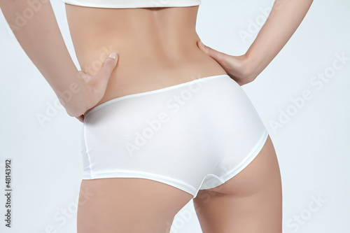 Photos Bas du dos de femme fine en boxer blanc