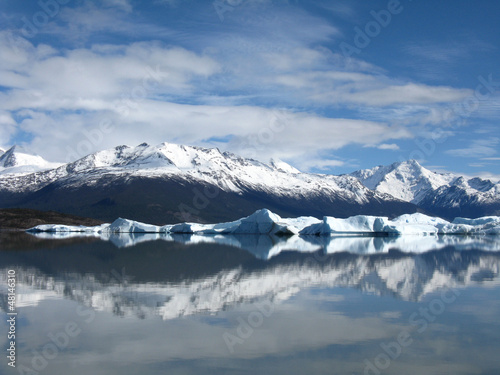 Calafate water mirrow with mountains photo