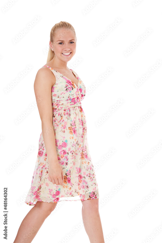 Attraktives Mädchen in leichtem Sommerkleid Attraktives Mädchen in leichtem Sommerkleid