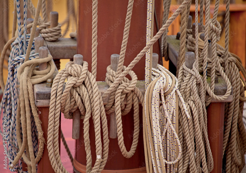 Seile auf einem traditionellen Segelschiff im Hafen von Kiel, De