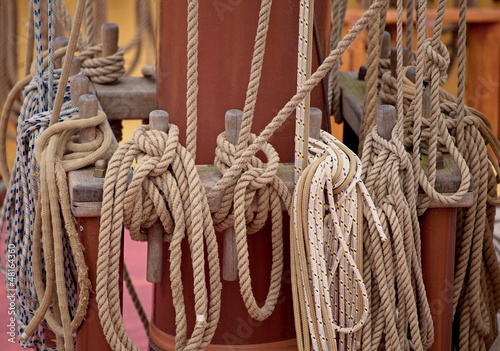 Seile auf einem traditionellen Segelschiff im Hafen von Kiel, De