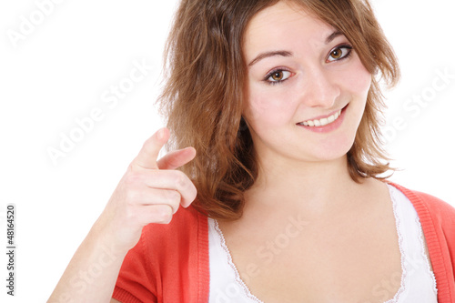 Attraktives Mädchen zeigt erwartungsvoll mit dem Finger