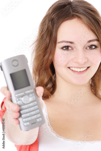 Attraktives Mädchen überreciht Telefon