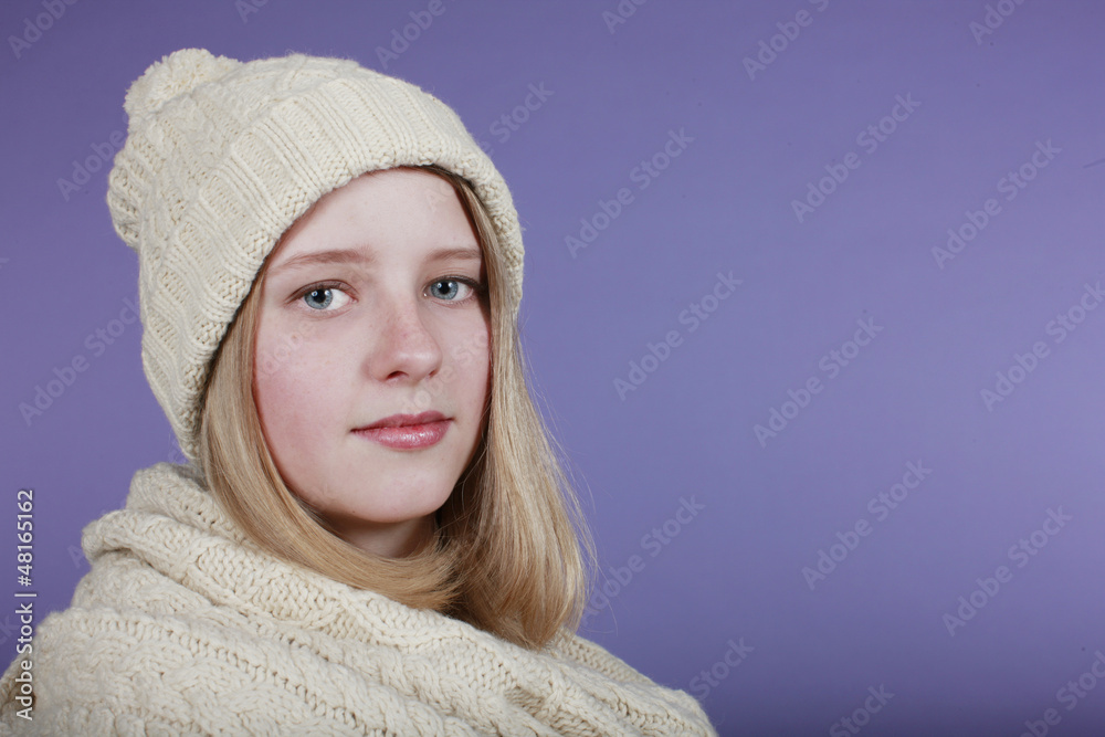Mädchen mit Schal und Mütze fühlt sich krank Mädchen mit Schal und Mütze fühlt sich krank