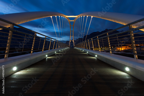 Ponte moderno illuminato #48166973