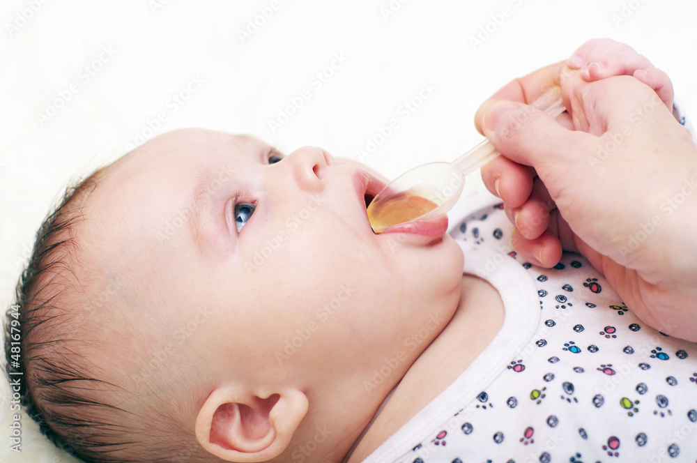 The baby is given juice from a spoon (3,5 months) The baby is given juice from a spoon (3,5 months)