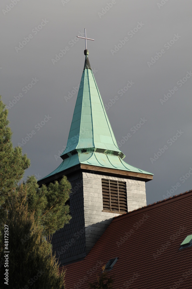 Ein Kirchturm mit Kreuz