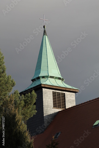 Ein Kirchturm mit Kreuz photo