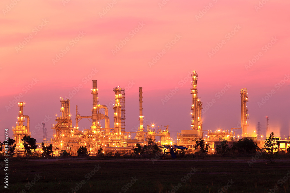 Fototapeta premium Oil refinery at twilight