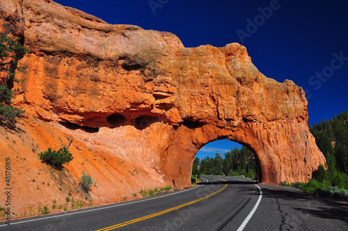 Canvas Print Red Arch road tunnel at bryce canyon
